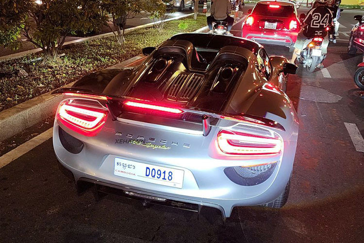 Porsche 918 Spyder là mảnh ghép thứ 3 trong "Bộ 3 Thần Thánh" (Holy Trinity), lần đầu tiên được ra mắt tại Frankfurt Motor Show 2013. 918 thay thế cho Porsche Carrera GT, mẫu hypercar mang ngôn ngữ thiết kế mới nhất của thương hiệu lúc bấy giờ, làm tiền đề để Porsche phát triển các mẫu xe "đàn em".