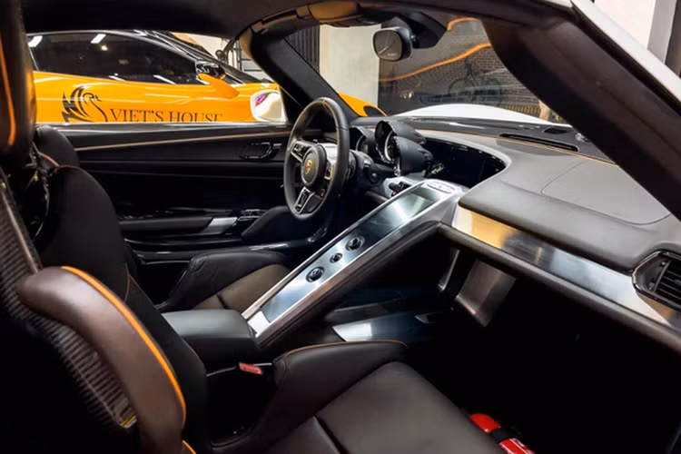 Chiếc siêu xe Porsche 918 Spyder này sở hữu 2 phần mui xe có thể tháo rời bằng carbon, khi mái nhà được tháo xuống người dùng có thể cất gọn vào trong khoang hành lý phía trước.