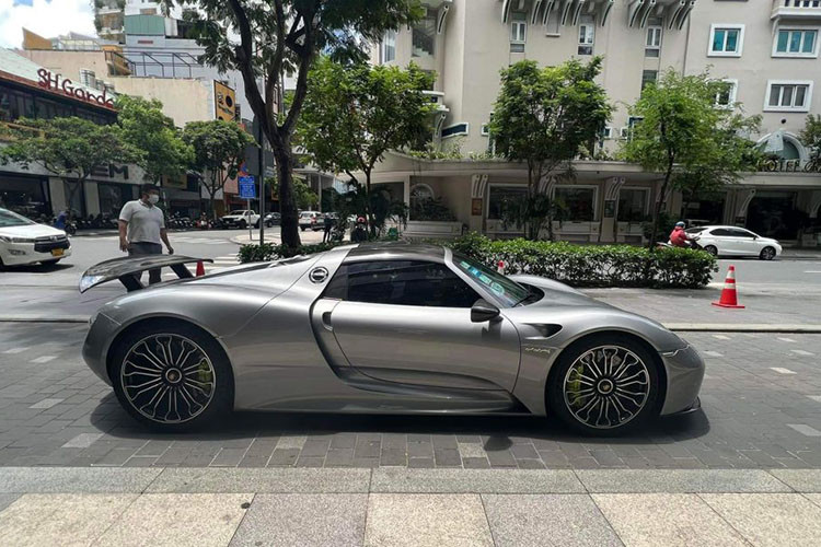 Chiếc Porsche 918 Spyder mui trần này được đưa về nước vào hồi tháng 3 năm 2022 và thuộc sở hữu của một đại gia ngành đồ tiêu dùng ở TP HCM.