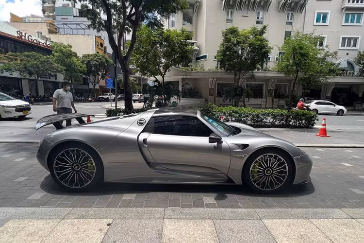 Chiếc Porsche 918 Spyder mui trần này được đưa về nước vào hồi tháng 3 năm 2022 và thuộc sở hữu của một đại gia ngành đồ tiêu dùng ở TP HCM.