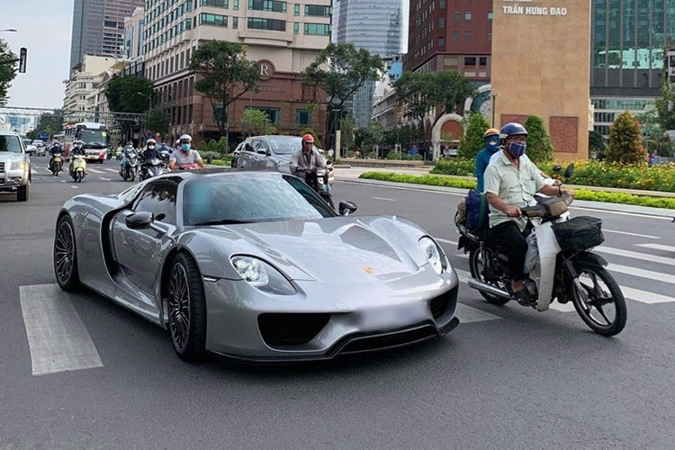 Chiếc Porsche 918 Spyder cực hiếm tại Việt Nam vừa bất ngờ xuất hiện trên đường phố TP HCM nhân dịp Tết 2025. Đây là lần hiếm hoi chiếc siêu xe mui trần này lăn bánh trên đường phố kể từ khi về nước, (lần gần nhất xe xuất hiện là khoảng 2 năm trước). 