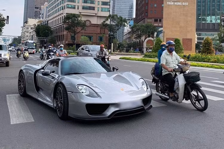 Chiếc Porsche 918 Spyder cực hiếm tại Việt Nam vừa bất ngờ xuất hiện trên đường phố TP HCM nhân dịp Tết 2025. Đây là lần hiếm hoi chiếc siêu xe mui trần này lăn bánh trên đường phố kể từ khi về nước, (lần gần nhất xe xuất hiện là khoảng 2 năm trước). 