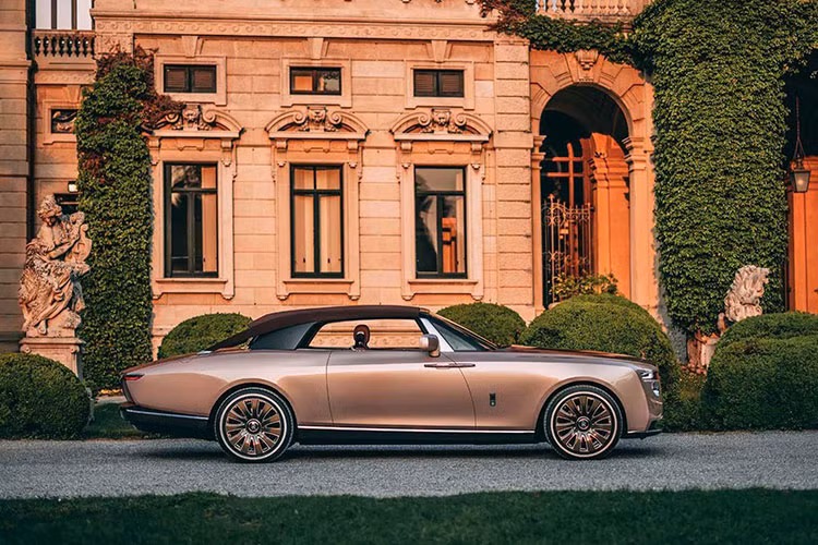 Trên thế giới, không một hãng xe nào vươn được tới đẳng cấp hoàn hảo của Roll-Royce siêu sang, kể cả Mercedes-Maybach hay Bentley.