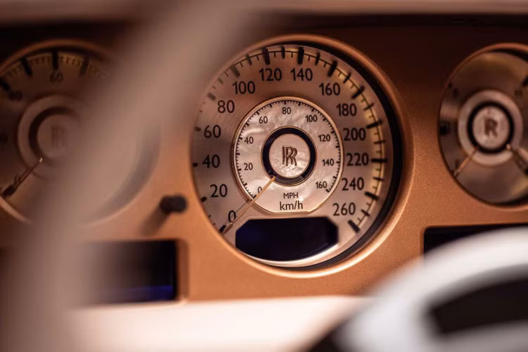 Thứ nhất, không phải cứ có tiền là mua được xe Coachbuild của Rolls-Royce và là người lựa chọn ai được mua xe. Cách tiếp cận này nhằm giữ gìn hình ảnh cao cấp của hãng trong mắt người tiêu dùng.