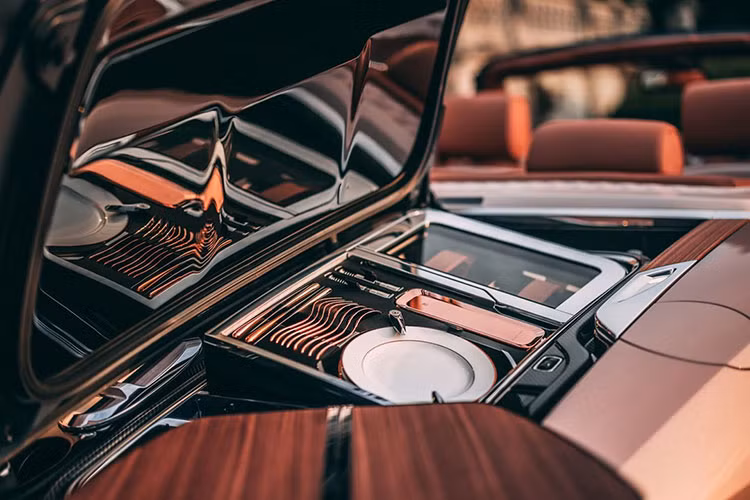 Theo CarBuzz, để được sở hữu một chiếc Coachbuild, người mua phải có danh tiếng tích cực, quan hệ mật thiết với thương hiệu và có trong garage nhiều chiếc Rolls-Royce. Jay-Z và Beyonce - những người đặt hàng chiếc xe đắt nhất thế giới Rolls-Royce Boat Tail, là ví dụ tiêu biểu.