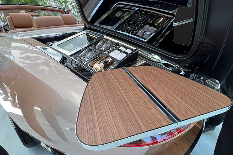 Mọi công đoạn Coachbuild đều phải được khách hàng thông qua và để đạt được mục tiêu đó, Muller-Otvos nói rằng khách hàng của Rolls-Royce cần phải dành thời gian để bay đến Goodwood, ký xác nhận rồi lại rời đi trong rất nhiều lần.