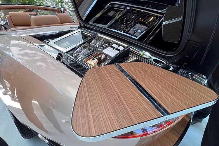 Mọi công đoạn Coachbuild đều phải được khách hàng thông qua và để đạt được mục tiêu đó, Muller-Otvos nói rằng khách hàng của Rolls-Royce cần phải dành thời gian để bay đến Goodwood, ký xác nhận rồi lại rời đi trong rất nhiều lần.