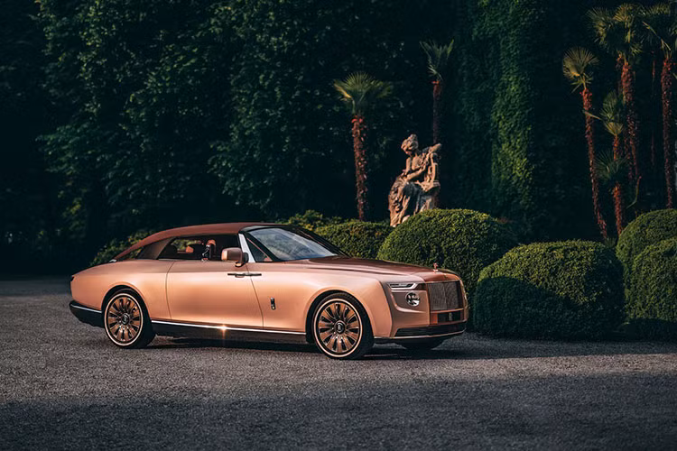 Giá trị của một chiếc xe siêu sang Rolls-Royce Coachbuild sẽ được chia nhỏ ra để thanh toán trong quá trình chế tạo xe. Người mua sẽ đặt cọc một khoản để khởi động quá trình phát triển, sau đó chi trả theo từng đợt hoàn thiện của sản phẩm.