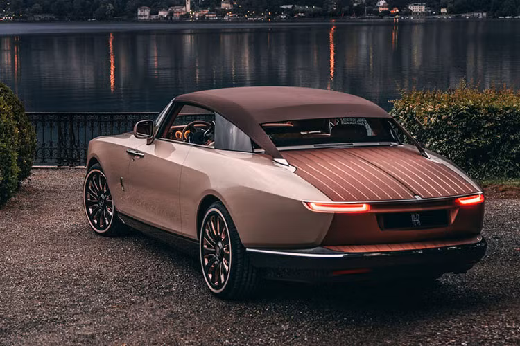 Một dự án Coachbuild có chi phí dao động rất lớn, mức tối thiểu rơi vào ngưỡng 10 triệu USD (khoảng 235 tỷ đồng), theo nguồn tin do Carbuzz cung cấp (vì Rolls-Royce giữ bí mật về giá trị của các dự án xe cá nhân hóa). Một số nguồn tin khác thì cho biết dàn xe Boat Tail có giá không dưới 28 triệu USD (hơn 650 tỷ đồng) một chiếc.