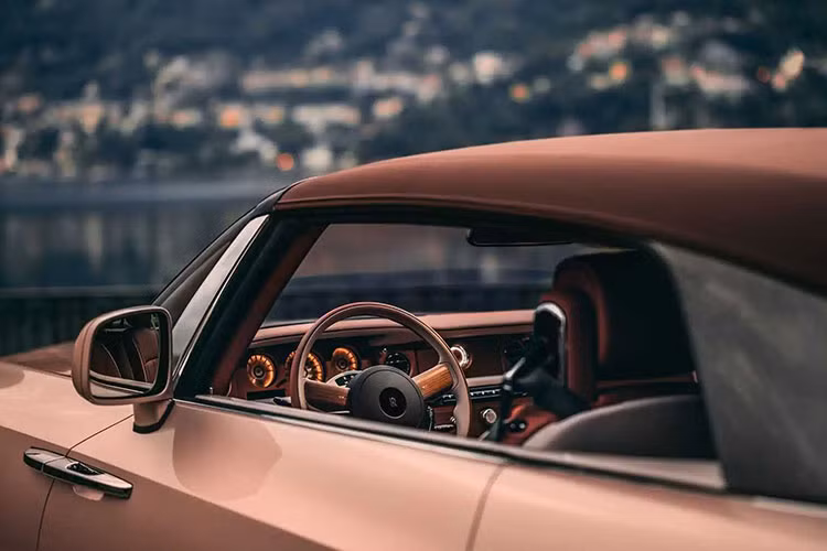 Trao đổi với CarBuzz trong một cuộc phỏng vấn gần đây, CEO Rolls-Royce Torsten Muller-Otvos đã hé lộ quy trình tạo ra những chiếc Rolls-Royce Coachbuild đặc biệt của hãng.