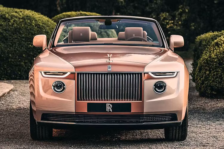 Trong hơn 100 trăm qua, thương hiệu Roll-Royce siêu sang gây dựng tiếng vang là thương hiệu xe sang đẳng cấp nhất thế giới bằng việc trang bị trên những siêu phẩm của mình những vật liệu tinh tế và hoàn thiện chúng bằng sự tỉ mỉ tới từng chi tiết nhỏ nhất.