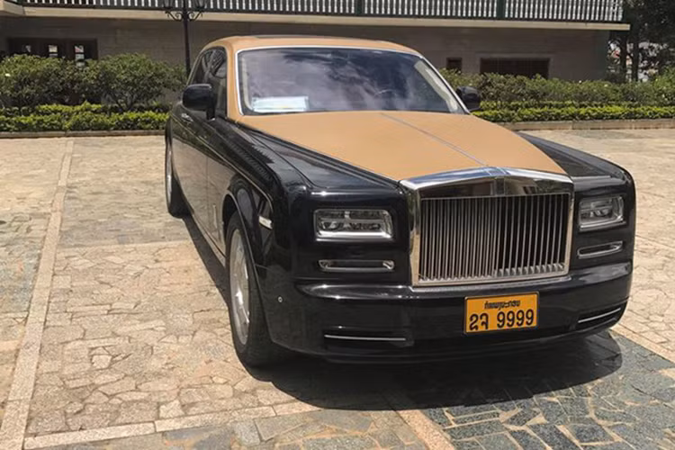 Vào năm 2016, giới săn xe tại Sài thành khá bất ngờ với chiếc siêu xe sang Rolls-Royce Phantom Series II đeo kiểm soát biển "tứ quý" 9 của Lào dạo phố tại đây. Một số nguồn tin còn cho hay chiếc xe này thuộc sở hữu của một đại gia Việt nhưng sinh sống tại đất nước triệu voi, Lào.