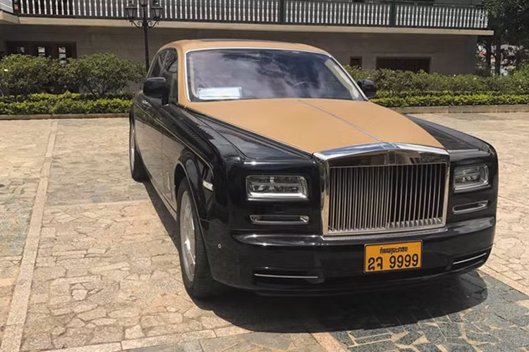 Tại thị trường Việt Nam, Rolls-Royce Phantom Series II đang thiết lập về kỷ lục mức giá đắt nhất trên thế giới khi tăng khoảng 30 tỷ Đồng lên mức 60 tỷ Đồng sau ngày 1/7. Trong đó, hãng xe siêu sang Anh quốc chỉ chào giá Phantom Series II tại thị trường thế giới vào khoảng 420.000 USD (tương đương 9,3 tỷ đồng).