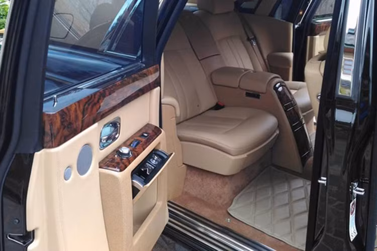 Bên trong khoang lái, tông màu nâu nhạt được chọn làm bộ áo chính cho chiếc Rolls-Royce Phantom Series II biển "tứ quý" 9, ngoài ra, còn có nhiều chi tiết được ốp gỗ quý. Ngoài ra, xe còn trang bị màn hình hiển thị 8 inch thay cho 6,5 inch kiểu cũ, cung cấp đầy đủ các thông tin cập nhật cần thiết của xe để hỗ trợ cho người lái...