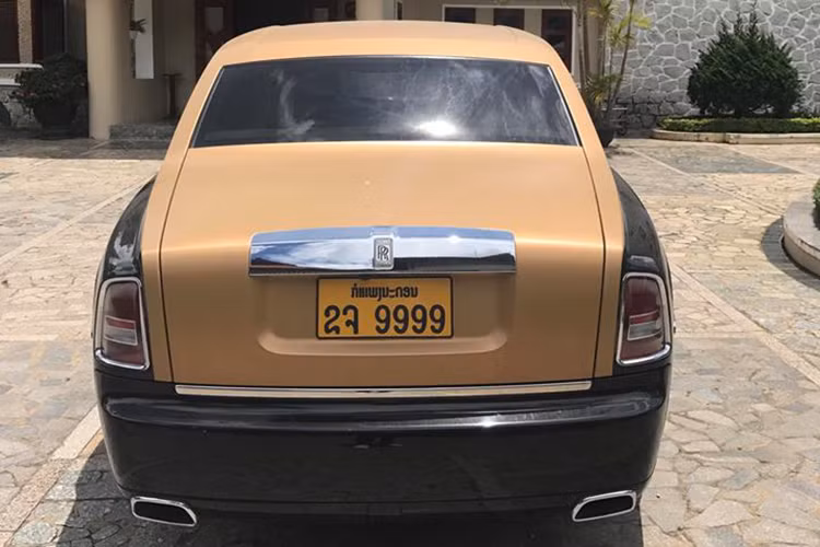 Bên hông cũng xuất hiện đường Coachline được vẽ bằng lông đuôi ngựa cũng "tông xuyệt tông" màu vàng. Điểm nhấn cuối cùng là chiếc biển "tứ quý" 9 với các chữ số màu đen trên nền sơn vàng. So với thế hệ cũ, Rolls-Royce Phantom Series II sở hữu một số điểm khác biệt.