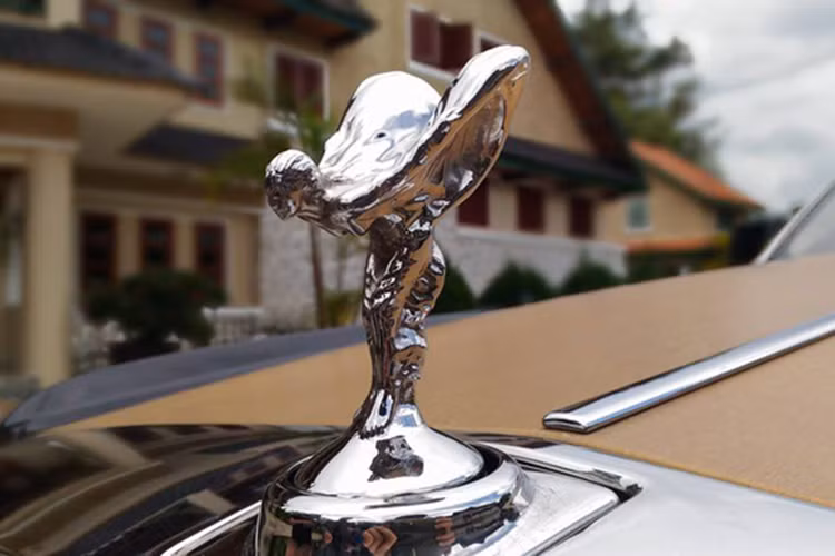 Tuy nhiên chiếc xe sang Phantom Series II này lại gây chú ý với bộ áo khá độc đáo và gần như đây là lần đầu tiên một chiếc xe quý tộc Anh quốc xuất hiện tại Việt Nam với ngoại thất hai màu, đen và vàng đậm được phối cùng với nhau. Các chi tiết màu vàng cũng xuất hiện ở nắp capô trải dài lên trần xe và kết thúc ở phía đuôi xe.