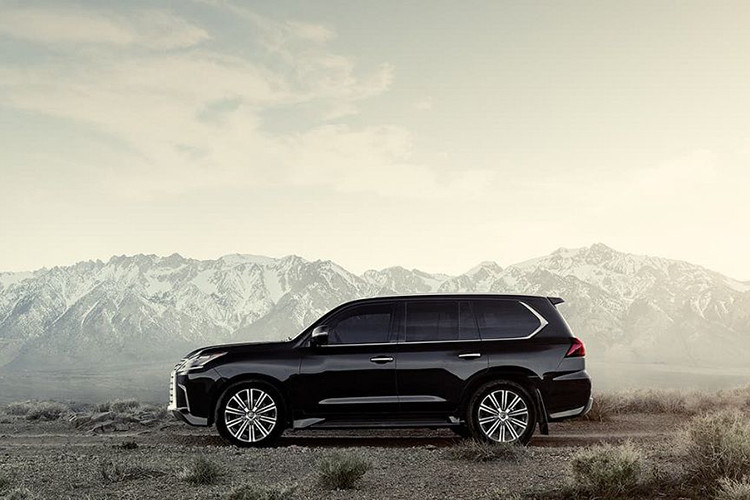 Ngoài yếu tố động cơ, Lexus LX mới cũng sẽ được nhà sản xuất Nhật Bản chú trọng hơn trong vấn đề cải thiện sự sang trọng, nếu muốn cạnh tranh với "đối thủ" như SUV siêu sang Bentayga ở phân khúc trên.