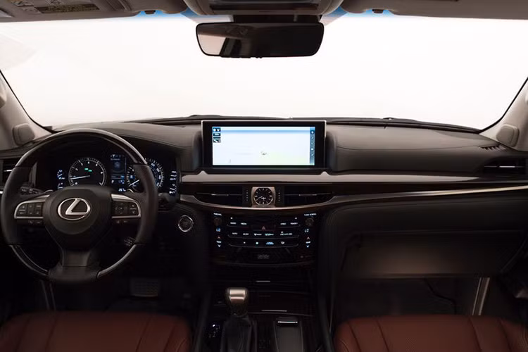 Với việc trang bị động cơ tăng áp kép V6 và V8, Lexus LX được hứa hẹn sẽ trở thành một cỗ máy tốc độ theo đúng nghĩa, đủ sức cạnh tranh với các đối thủ mạnh đến từ thị trường châu Âu.