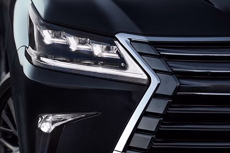 Hiện tại, mẫu xe sang Lexus LX trên thị trường bán ra đang được trang bị khối động cơ tuỳ chọn gồm động cơ V6 và V8 hút khí tự nhiên 5.7L với công suất tối đa 360 mã lực và 530 Nm mô-men xoắn.