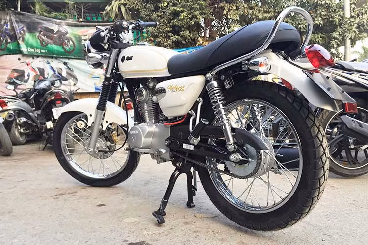SYM Husky 125cc Classic tại Việt Nam còn có tên gọi khác là SYM Wolf 125cc tại “quê nhà” Đài Loan và một số thị trường Thế giới. Xe có kích thước dài x rộng x cao lần lượt là 1.910 x 775 x 1055mm, khoảng cách 2 trục bánh xe 1.210mm, chiều cao yên so với mặt đất là 775mm.