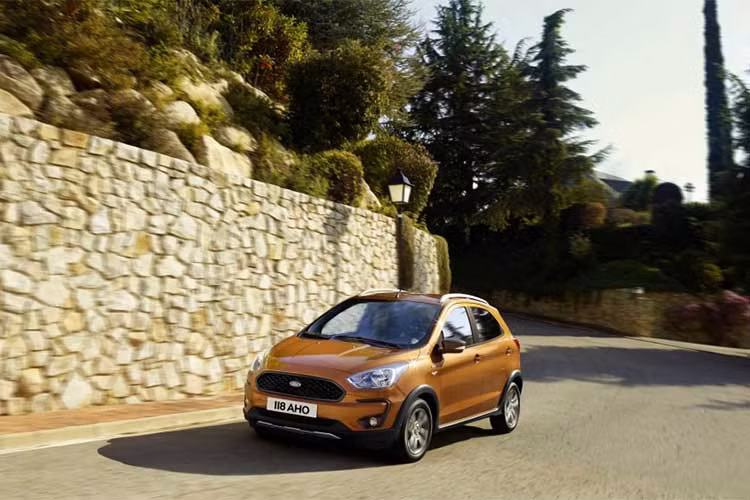 Đèn sương mù tiêu chuẩn, định vị ban ngày LED.La-zăng 15 inch có thiết kế độc đáo, đèn hậu tinh chỉnh đôi chút. Riêng đối với Ford Ka+ Active, xe có lưới tản nhiệt sơn đen, cản trước và sau cơ bắp. Khoảng sáng gầm tăng thêm 23 mm so với bản tiêu chuẩn. 