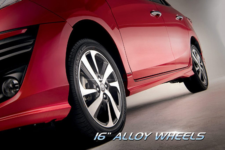 Nội thất hầu như không có thay đổi, trong đó phiên bản cao nhất được trang bị nút bấm khởi động, lẫy chuyển số phía sau vô-lăng, camera lùi, hệ thống thông tin giải trí với màn hình 7 inch kết nối Weblink, USB/AUX/Bluetooth… Động cơ vẫn là loại 4 xi-lanh 1,5 lít cho công suất 107 mã lực với tùy chọn hộp số CVT hoặc số sàn 5 cấp.