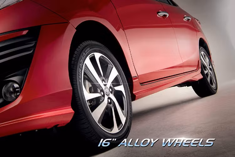 Nội thất hầu như không có thay đổi, trong đó phiên bản cao nhất được trang bị nút bấm khởi động, lẫy chuyển số phía sau vô-lăng, camera lùi, hệ thống thông tin giải trí với màn hình 7 inch kết nối Weblink, USB/AUX/Bluetooth… Động cơ vẫn là loại 4 xi-lanh 1,5 lít cho công suất 107 mã lực với tùy chọn hộp số CVT hoặc số sàn 5 cấp.