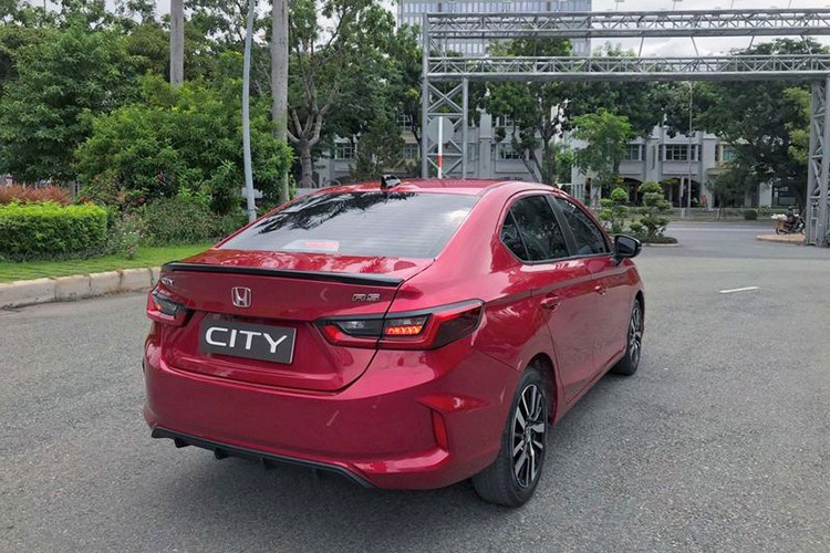 Theo những hình ảnh chụp được tại Việt Nam trong thời gian gần đây, Honda City 2020 sẽ sở hữu cụm lưới tản nhiệt sơn đen, cụm đèn chiếu sáng full-LED, ăng-ten vây cá mập, cụm đèn hậu và bộ la-zăng thiết kế mới. Tuy nhiên, nhiều khả năng xe sẽ không được trang bị gói an toàn Honda Sensing như kỳ vọng của nhiều người tiêu dùng.