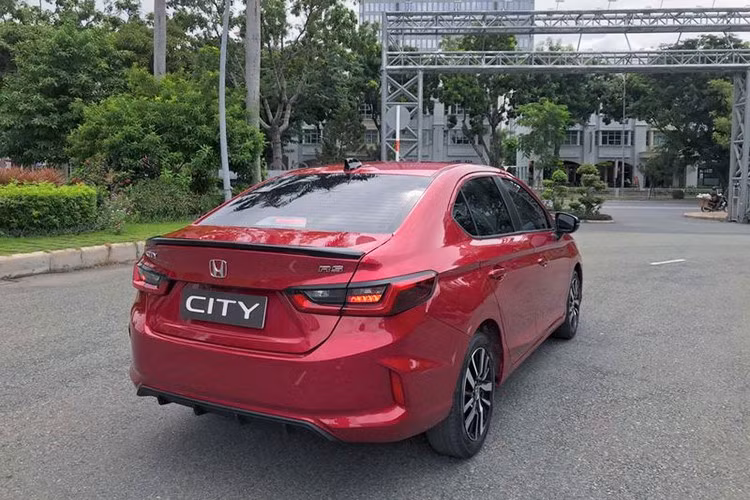 Theo những hình ảnh chụp được tại Việt Nam trong thời gian gần đây, Honda City 2020 sẽ sở hữu cụm lưới tản nhiệt sơn đen, cụm đèn chiếu sáng full-LED, ăng-ten vây cá mập, cụm đèn hậu và bộ la-zăng thiết kế mới. Tuy nhiên, nhiều khả năng xe sẽ không được trang bị gói an toàn Honda Sensing như kỳ vọng của nhiều người tiêu dùng.