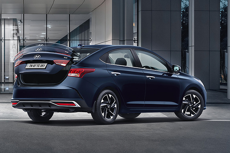 Nội thất Accent 2021 ở nước ngoài có ít thay đổi. Đáng chú ý là sự xuất hiện của màn hình kỹ thuật số kích cỡ 4,2 inch mới bên trong bảng đồng hồ, màn hình cảm ứng 8 inch tách bạch ra khỏi táp-lô và lẫy chuyển số trên vô lăng... Các trang bị an toàn trên Hyundai Accent 2020 mới sắp ra mắt Việt Nam vẫn chưa được hé lộ. Động cơ không đổi, sử dụng động cơ 1.4L cho công suất 98 mã lực và mô men xoắn cực đại 132Nm.