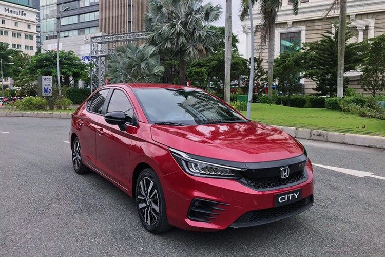 Mới đây, Honda Việt Nam đã công bố lịch ra mắt chính thức của Honda City thế hệ mới vào 09/12/2020 tới đây và dự kiến giao xe tới khách hàng vào đầu năm sau. Mẫu xe này sẽ được bán tại Việt Nam với 3 phiên bản (RS, L và G) và tiếp tục lắp ráp trong nước. Hiện tại, một số đại lý đã bắt đầu nhận đặt cọc xe với mức giá xe Honda City RS: 619 triệu đồng, City L: 599 triệu đồng, City G: 559 triệu đồng.