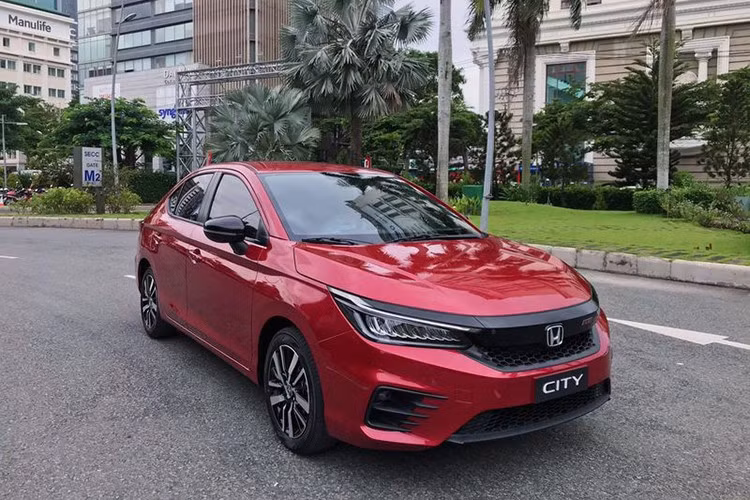 Mới đây, Honda Việt Nam đã công bố lịch ra mắt chính thức của Honda City thế hệ mới vào 09/12/2020 tới đây và dự kiến giao xe tới khách hàng vào đầu năm sau. Mẫu xe này sẽ được bán tại Việt Nam với 3 phiên bản (RS, L và G) và tiếp tục lắp ráp trong nước. Hiện tại, một số đại lý đã bắt đầu nhận đặt cọc xe với mức giá xe Honda City RS: 619 triệu đồng, City L: 599 triệu đồng, City G: 559 triệu đồng.
