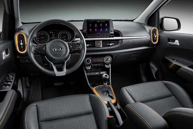 Trong khi đó, Kia Morning 2020 hiện hành đang bán tại Việt Nam thuộc thế hệ thứ 2, được Thaco lắp ráp và phân phối tới khách Việt từ năm 2013. Như vậy, Thaco đã bỏ qua thế thứ 3 và đưa bản mới nhất về nước để phục vụ khách Việt. Ngoài những tinh chỉnh về thiết kế, Kia Morning mới tại Việt Nam sẽ được bổ sung một số trang bị tiện nghi hơn như cụm đồng hồ kỹ thuật số 4,2 inch sau vô-lăng hay tính năng Car to Home với chức năng điều khiển các thiết bị tại nhà.