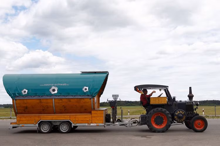 Thế mới thấy tình yêu bóng đá của fan cuồng cao tuổi này nhiệt thành tới mức nào. Hy vọng ông Wirth sẽ thuận buồm xuôi gió tới được Moscow và chắc chắn đây sẽ là kỳ World Cup khó quên nhất của fan cuồng này.