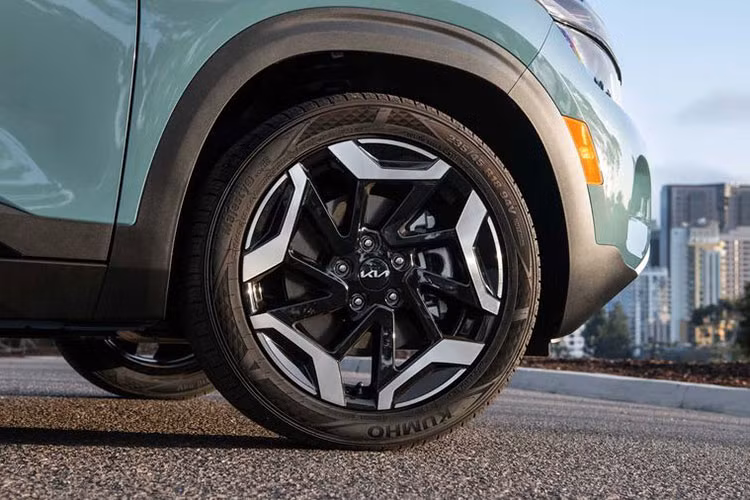 Khi mua Kia Seltos 2023, khách hàng Mỹ có thể chọn các màu sơn ngoại thất mới như xanh nhạt Pluton Blue, đen Fusion Black và xanh lá Valais Green. Ngoài ra, khách hàng có thể chọn phiên bản X-Line với thiết kế thể thao hơn nhờ lưới tản nhiệt màu xám nòng súng, những chi tiết ốp ngoại thất màu đen bóng, baga nóc và vành hợp kim 18 inch khác biệt.