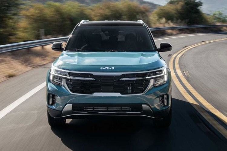 Cụm đèn pha đi kèm dải đèn LED định vị ban ngày với thiết kế lấy cảm hứng từ bản đồ sao mới và ăn sâu vào bên trong lưới tản nhiệt. Bên dưới là cản trước mới với hốc gió trung tâm tăng kích thước so với trước, đi kèm tấm ốp hình sừng bò mới. Ở hai góc cản trước còn có thêm đèn sương mù LED nằm dọc, đặt trong hốc màu đen bóng.