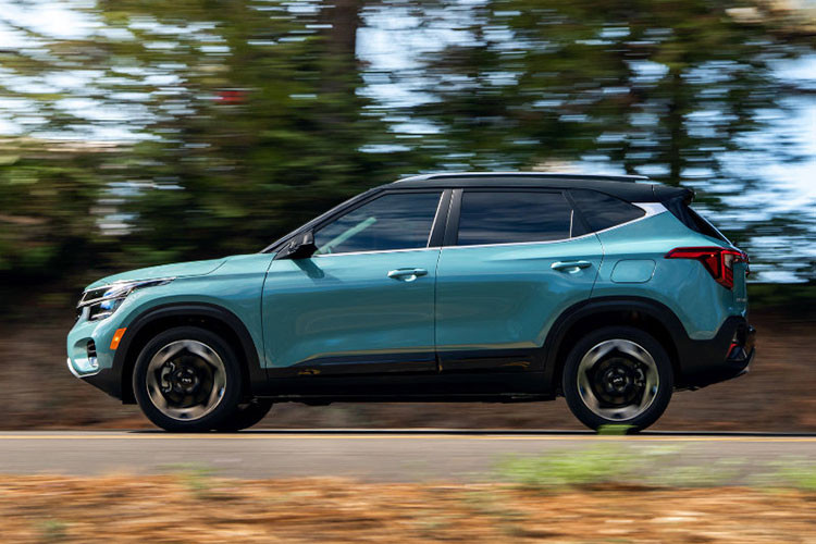 So với xe ở Hàn Quốc, mẫu xe SUV đô thị Kia Seltos 2024 dành cho thị trường Mỹ sở hữu ngoại hình không có gì khác biệt. Xe cũng được áp dụng phong cách thiết kế hiện đại hơn phiên bản cũ. Khu vực đầu xe được thiết kế táo bạo với lưới tản nhiệt hình "mũi hổ" cỡ lớn hơn, nối liền với đèn pha LED mới.