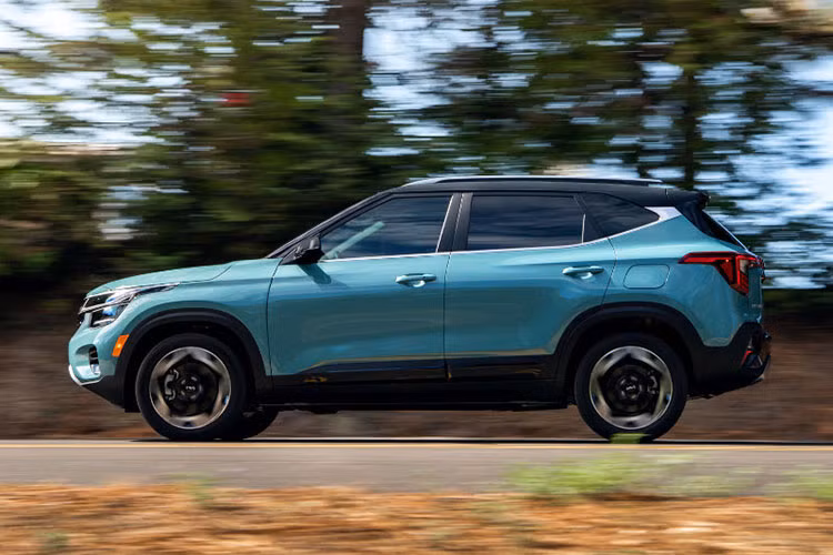 So với xe ở Hàn Quốc, mẫu xe SUV đô thị Kia Seltos 2024 dành cho thị trường Mỹ sở hữu ngoại hình không có gì khác biệt. Xe cũng được áp dụng phong cách thiết kế hiện đại hơn phiên bản cũ. Khu vực đầu xe được thiết kế táo bạo với lưới tản nhiệt hình "mũi hổ" cỡ lớn hơn, nối liền với đèn pha LED mới.