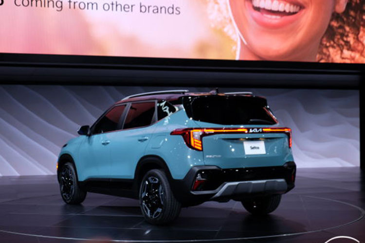 Trong khi đó, trang bị động cơ của Seltos 2024 vẫn tương tự như phiên bản tiền nhiệm với máy xăng 4 xy-lanh, dung tích 2.0L cho công suất 146 mã lực và mô-men xoắn 179 Nm đi kèm hộp số vô cấp CVT và hệ dẫn động cầu trước hoặc bốn bánh toàn thời gian.