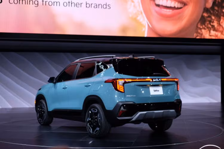 Trong khi đó, trang bị động cơ của Seltos 2024 vẫn tương tự như phiên bản tiền nhiệm với máy xăng 4 xy-lanh, dung tích 2.0L cho công suất 146 mã lực và mô-men xoắn 179 Nm đi kèm hộp số vô cấp CVT và hệ dẫn động cầu trước hoặc bốn bánh toàn thời gian.