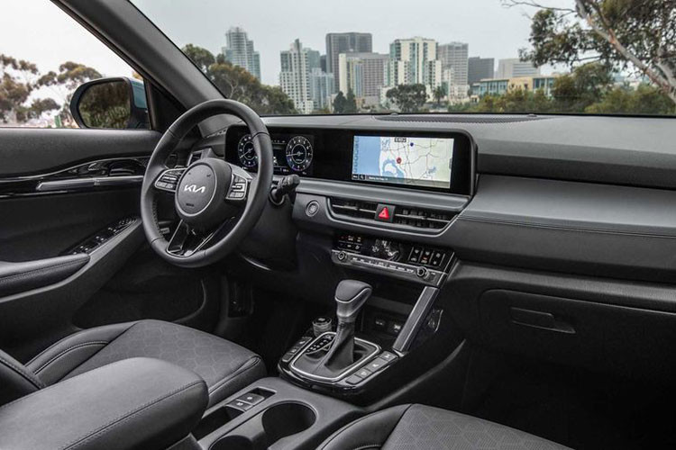 Tương tự ngoại thất, nội thất của Kia Seltos 2023 cũng được làm mới nhằm khắc phục những điểm yếu ở phiên bản cũ. Bước vào bên trong xe, người lái sẽ bắt gặp mặt táp-lô mới và bảng đồng hồ kỹ thuật số cải tiến với màn hình đa thông tin 4,2 inch.