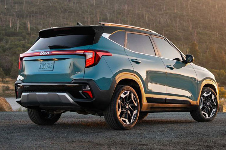 Trong khi đó, ở phía sau, mẫu SUV cỡ B này được bổ sung cụm đèn hậu LED mới và cũng có thiết kế lấy cảm hứng từ bản đồ sao. Đèn hậu của xe còn ăn sâu vào bên trong cửa cốp, đến logo của hãng Kia. Tiếp đến là cản sau mới, đèn phản quang được đặt chung hốc với đèn lùi và tấm ốp gầm màu bạc cỡ lớn hơn.