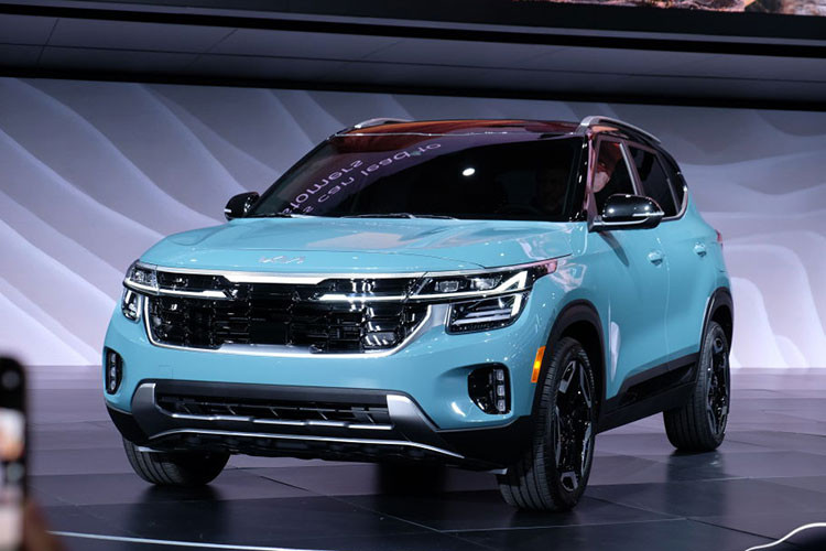 Kia Seltos 2024 tại thị trường Mỹ sẽ được cung cấp với 7 phiên bản bao gồm LX AWD, S FWD, EX FWD, S AWD, EX AWDX-Line AWD và SX AWD. Tại Việt Nam, xe sẽ cạnh tranh với các đối thủ như Hyundai Creta, Mazda CX-3, Peugeot 2008, MG ZS….