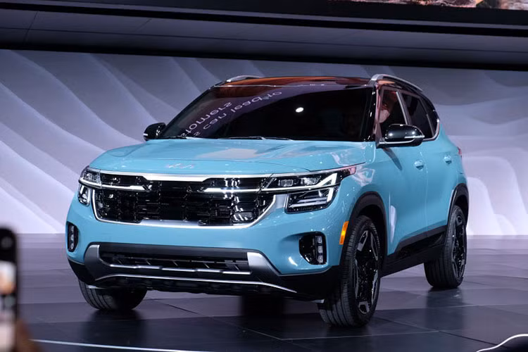 Kia Seltos 2024 tại thị trường Mỹ sẽ được cung cấp với 7 phiên bản bao gồm LX AWD, S FWD, EX FWD, S AWD, EX AWDX-Line AWD và SX AWD. Tại Việt Nam, xe sẽ cạnh tranh với các đối thủ như Hyundai Creta, Mazda CX-3, Peugeot 2008, MG ZS….