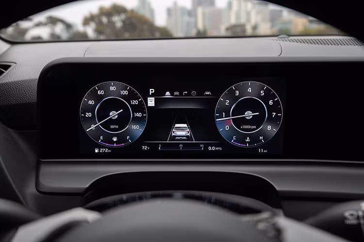 Ở bản cao cấp, mẫu SUV cỡ B này sẽ được trang bị bảng đồng hồ kỹ thuật số với màn hình LCD 10,25 inch, nối liền với màn hình cảm ứng trung tâm 10,25 inch. Thêm vào đó là cụm điều khiển trung tâm với những nút bấm nâng cấp và cửa gió điều hòa mới.