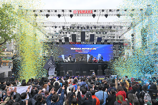 Gioi tre hao hung trai nghiem Yamaha MOTOROID o Ha Noi