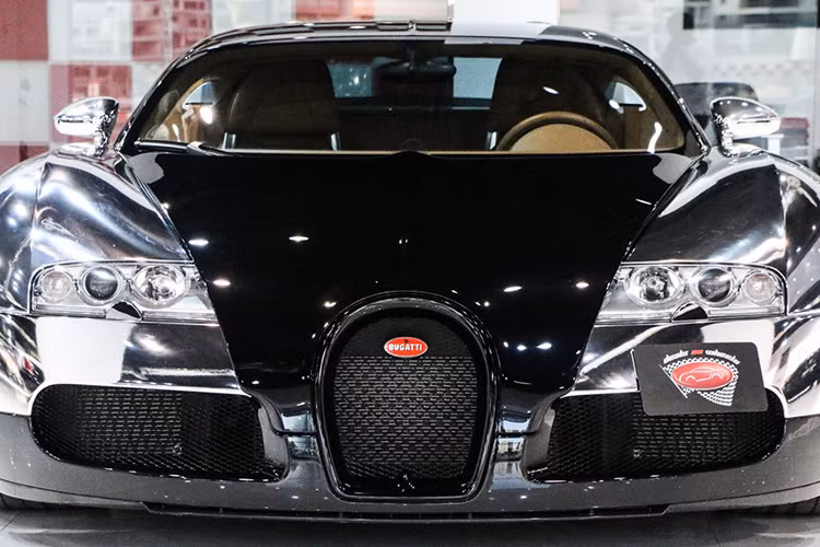 Lớp sơn của Veyron được phủ bên ngoài bằng vật liệu chrome.