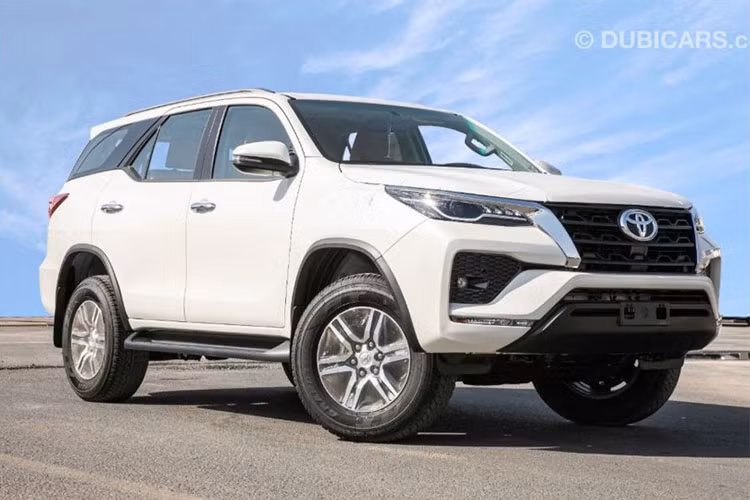 Phiên bản nâng cấp giữa vòng đời của mẫu xe SUV Toyota Fortuner đã lần đầu tiên trình làng tại thị trường Thái Lan vào hồi tháng 6 năm nay. Sau nửa năm, hãng Toyota tiếp tục giới thiệu mẫu SUV cỡ trung này tại thị trường Trung Đông, cụ thể là Ả-Rập.
