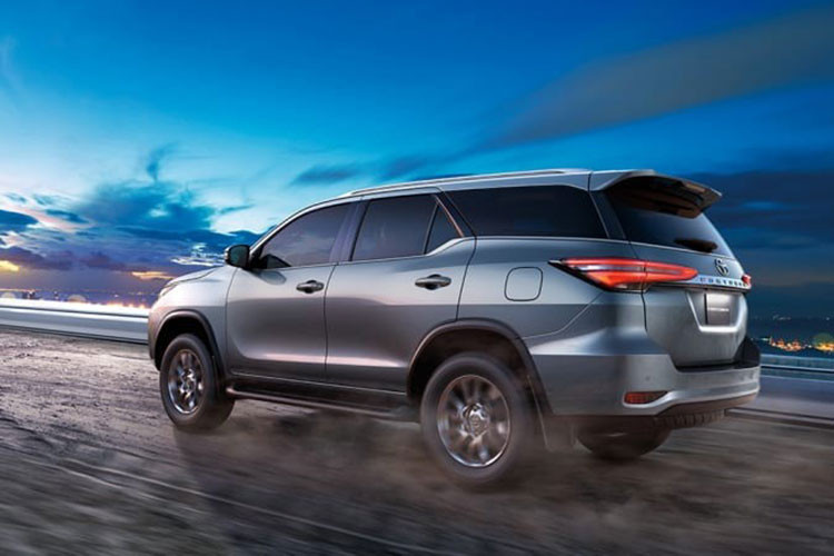 Bên sườn, Toyota Fortuner 2021 tại Trung Đông được trang bị bộ vành hợp kim có đường kính 17 inch hoặc 18 inch. Trong đó, vành 18 inch có thiết kế 6 chấu kép mới giống xe ở Thái Lan. Đằng sau, mẫu SUV cỡ trung này chỉ được bổ sung cụm đèn hậu mới.