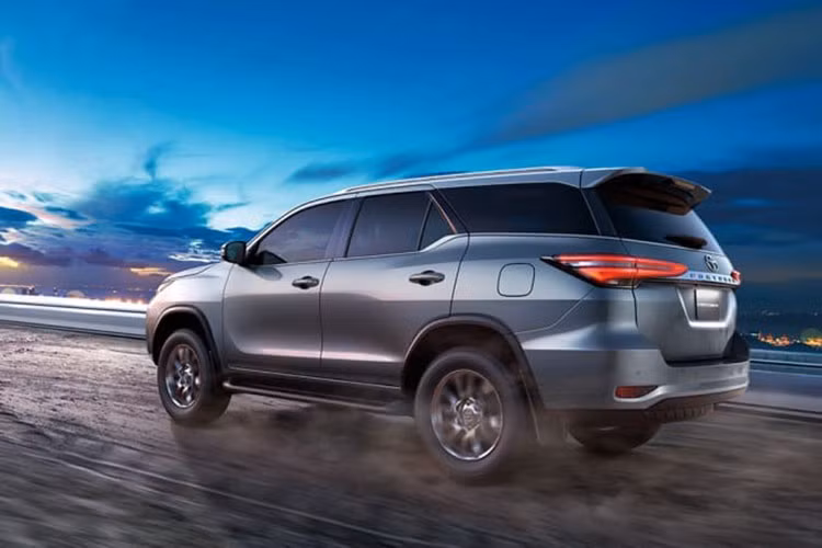 Bên sườn, Toyota Fortuner 2021 tại Trung Đông được trang bị bộ vành hợp kim có đường kính 17 inch hoặc 18 inch. Trong đó, vành 18 inch có thiết kế 6 chấu kép mới giống xe ở Thái Lan. Đằng sau, mẫu SUV cỡ trung này chỉ được bổ sung cụm đèn hậu mới.